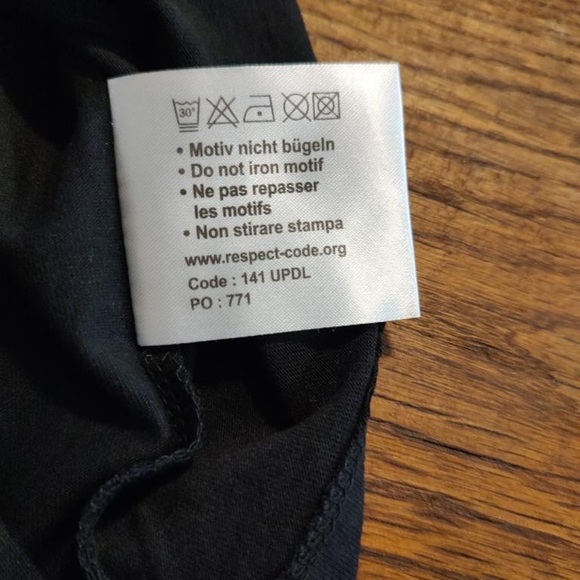 Heidi.com XXL Men’s t-shirt NWT black short sleeves front has Swiss logo. - Picture 4 of 9